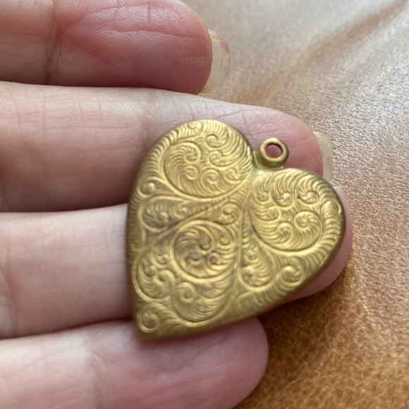 - Vintage 1930s embossed heart pendant. Old patina brass. - Picture 4 of 4